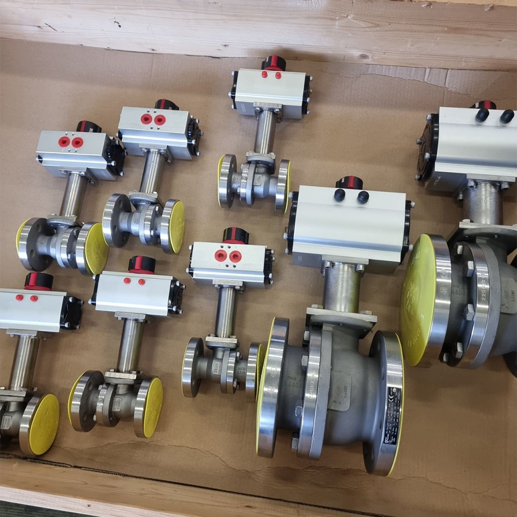 Edelstahl-Spindelverlängerung in kundenspezifischer Sonderlänge für metallisch dichtenden Kugelhahn zur sicheren Bedienung bei hohen Medientemperaturen.